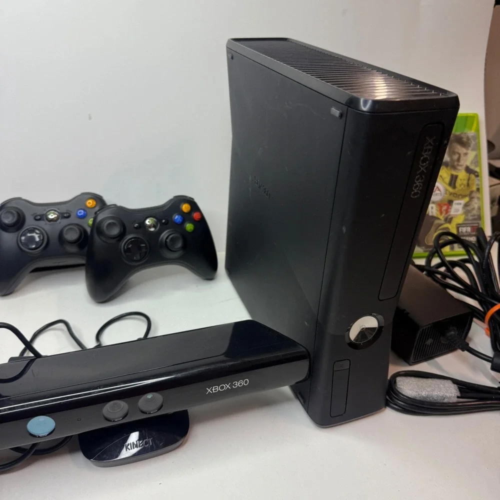 Microsoft Xbox 360 S Console Bundle 2 Controllers Kinect Call of Duty FIFA 17